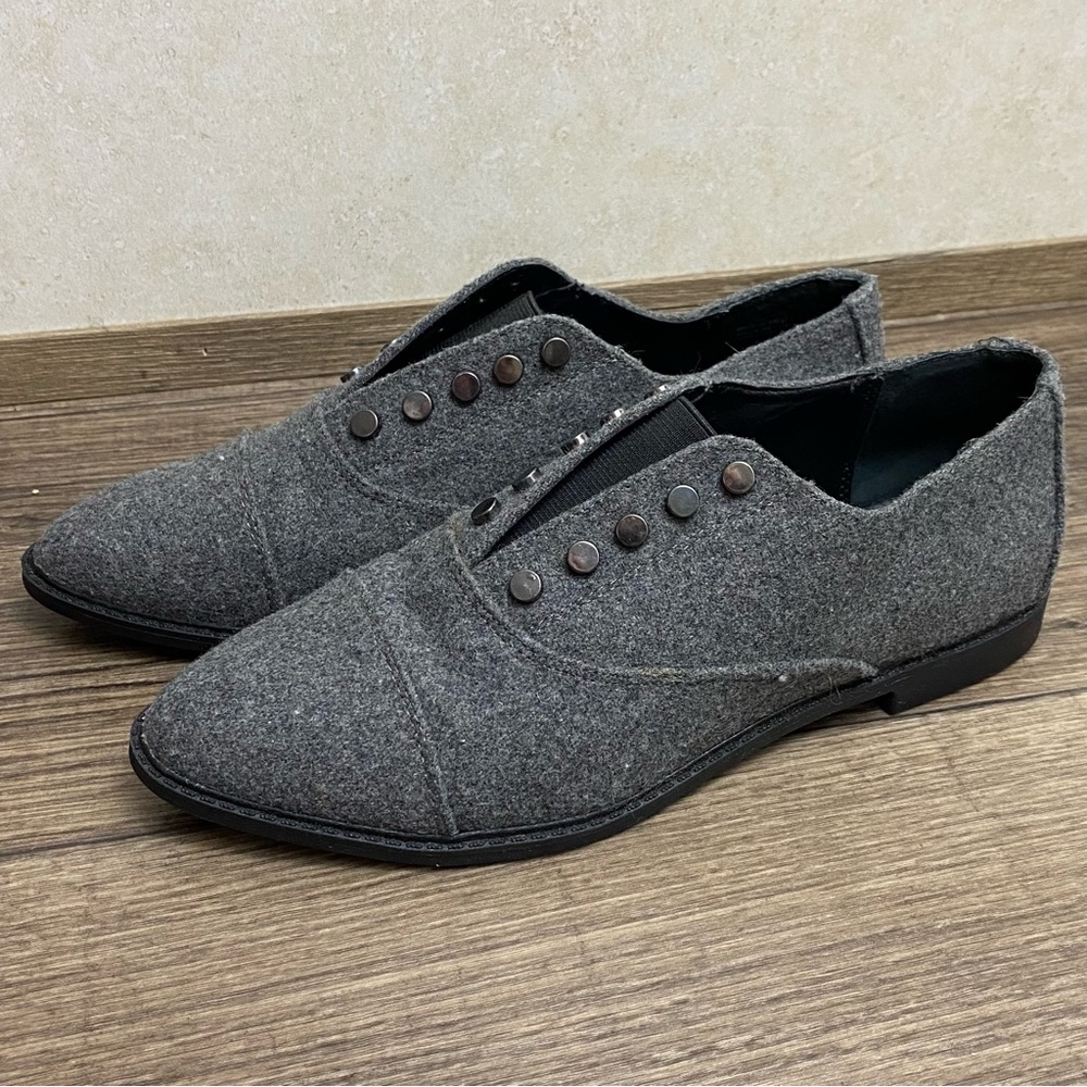 Simply Vera Wang Women’s Size 6 Slip On swallow Gray Shoes Metal studs